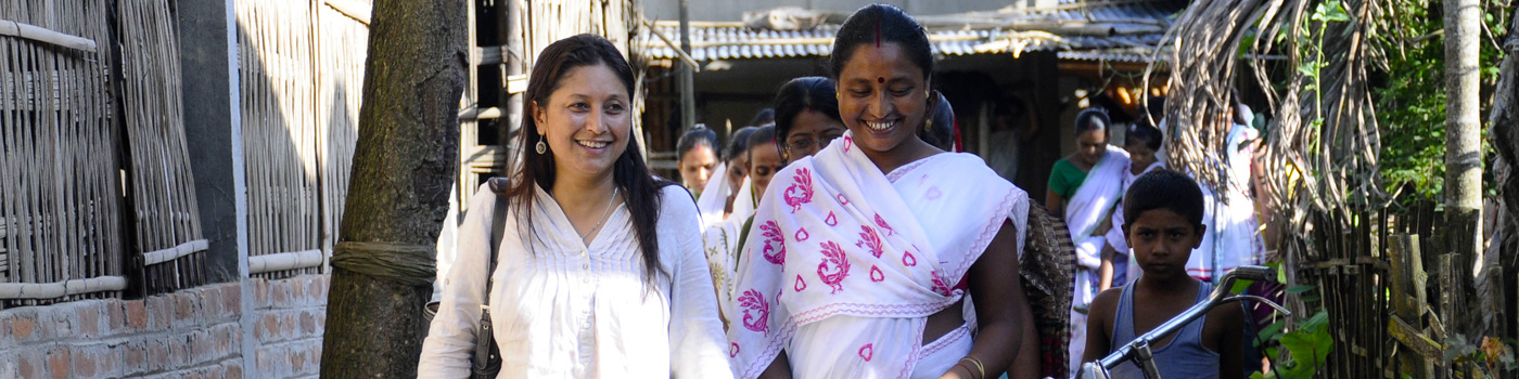 Hasina Kharbhih with artisans